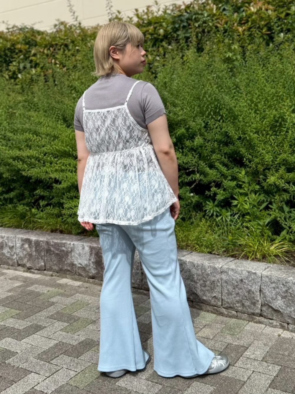 ホワイト系のチュニック、グレー系のニット/セーター、ブルー系のその他パンツを着用したレディースの夏コーディネートの3枚目の写真