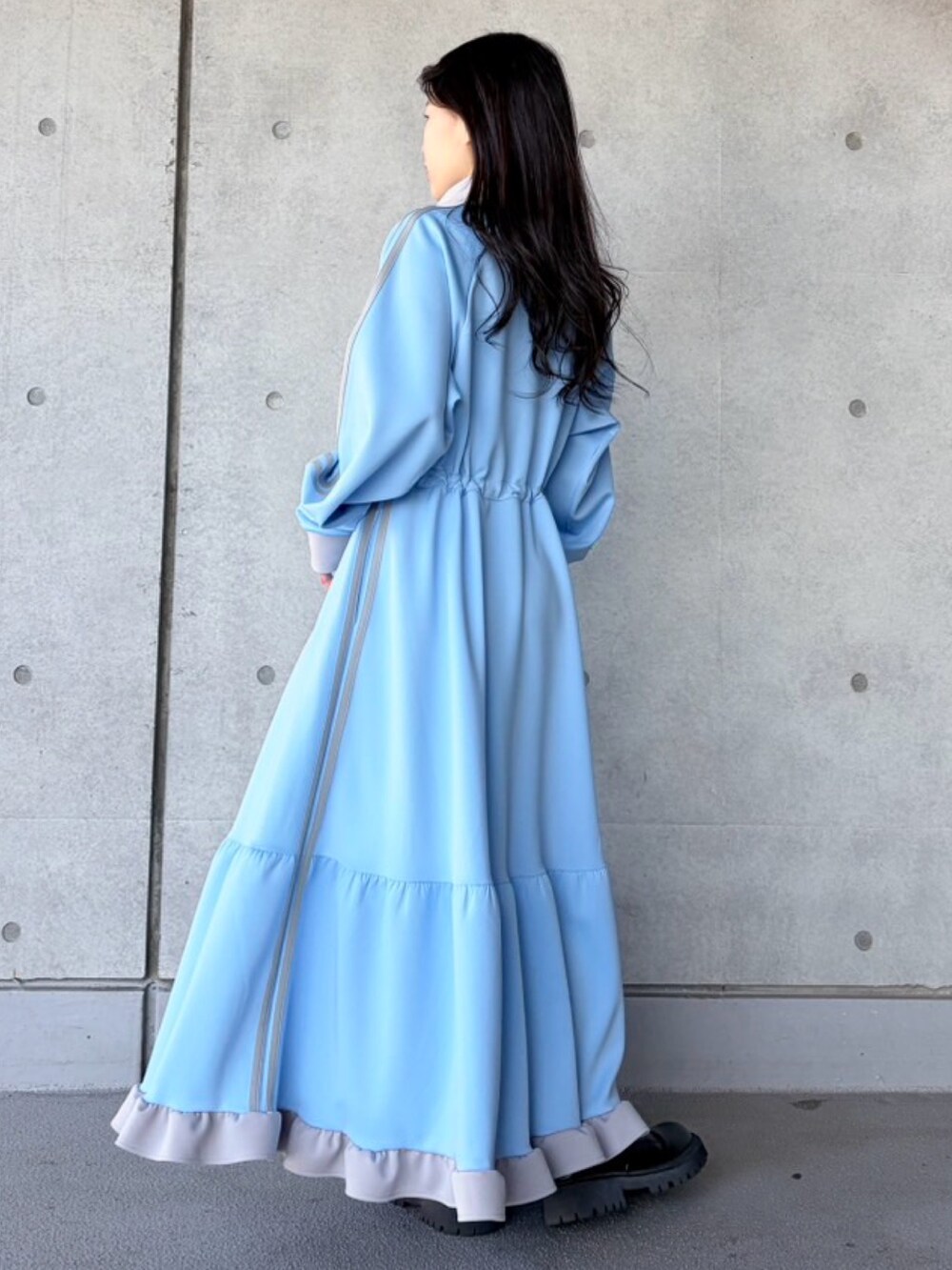 ブルー系のワンピースを着用したレディースの春コーディネートの5枚目の写真