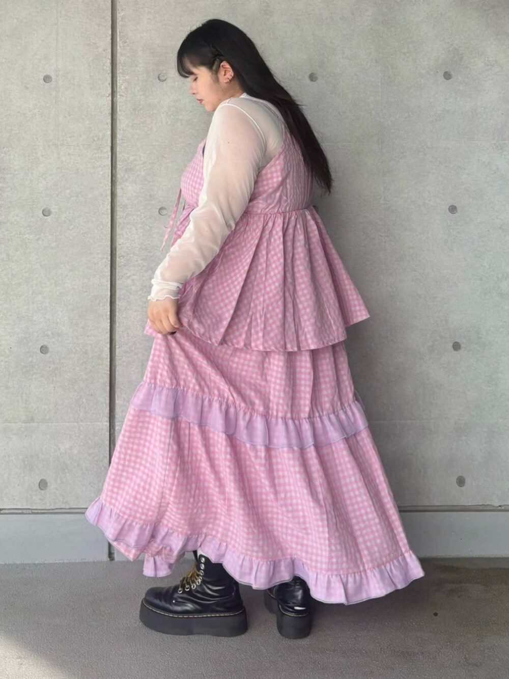 ピンク系のスカート、ピンク系のキャミソール、ホワイト系のTシャツ/カットソーを着用したレディースの春コーディネートの3枚目の写真