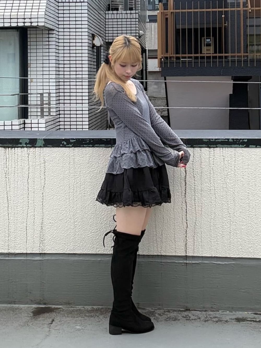 ブラック系のスカート、グレー系のTシャツ/カットソーを着用したレディースの秋コーディネートの3枚目の写真