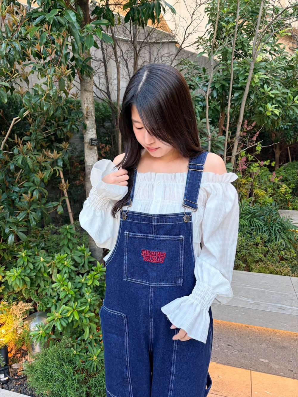 ブルー系のサロペット/オーバーオール、ホワイト系のシャツ/ブラウスを着用したレディースの春コーディネートの6枚目の写真