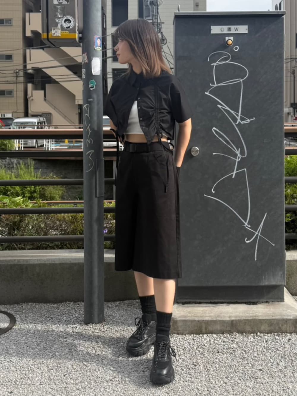 ブラック系のその他パンツ、ブラック系のシャツ/ブラウス、ホワイト系のタンクトップを着用したレディースの夏コーディネートの2枚目の写真