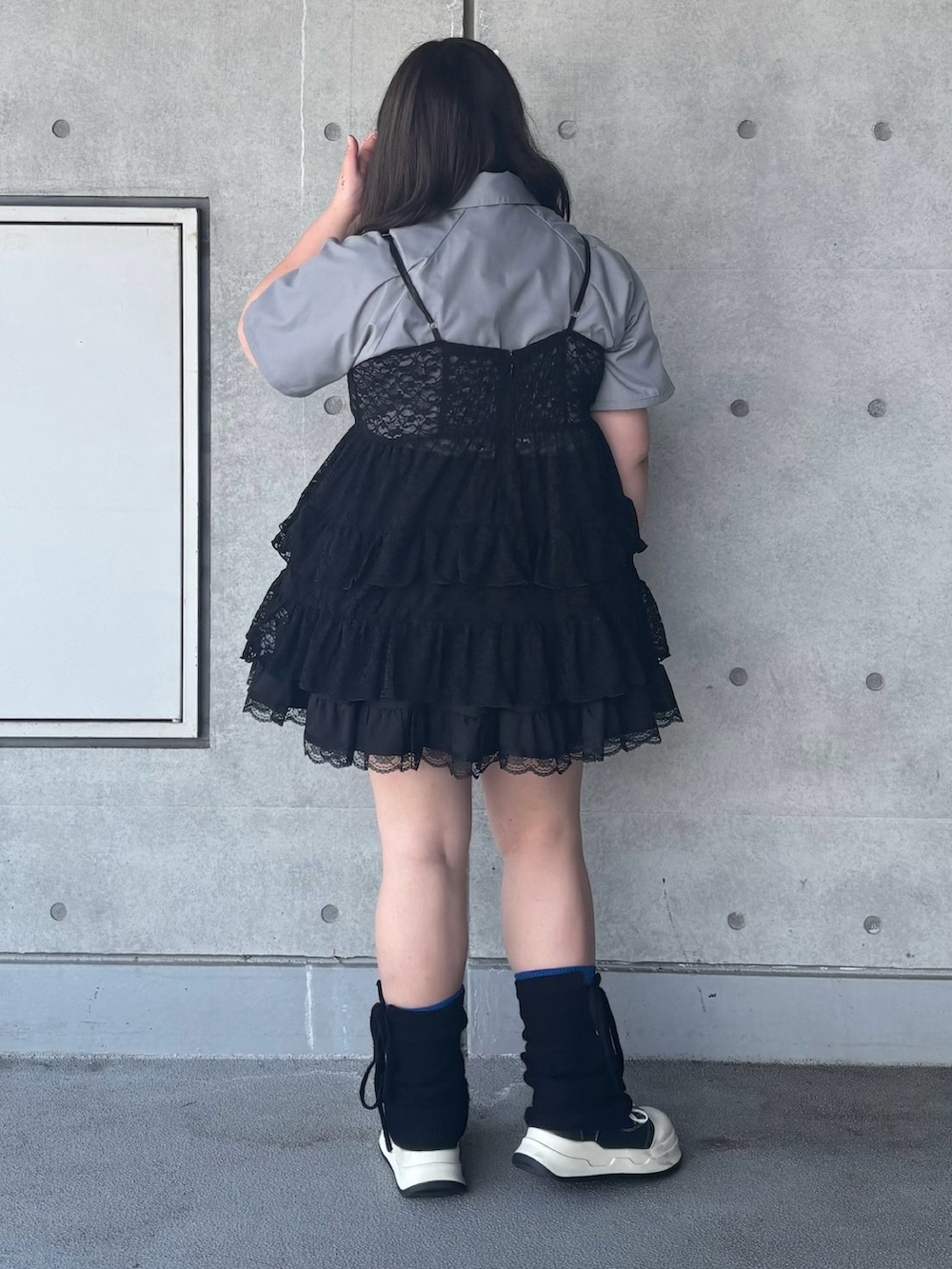 ブラック系のワンピース、グレー系のシャツ/ブラウス、ブラック系のネクタイを着用したレディースの春コーディネートの5枚目の写真