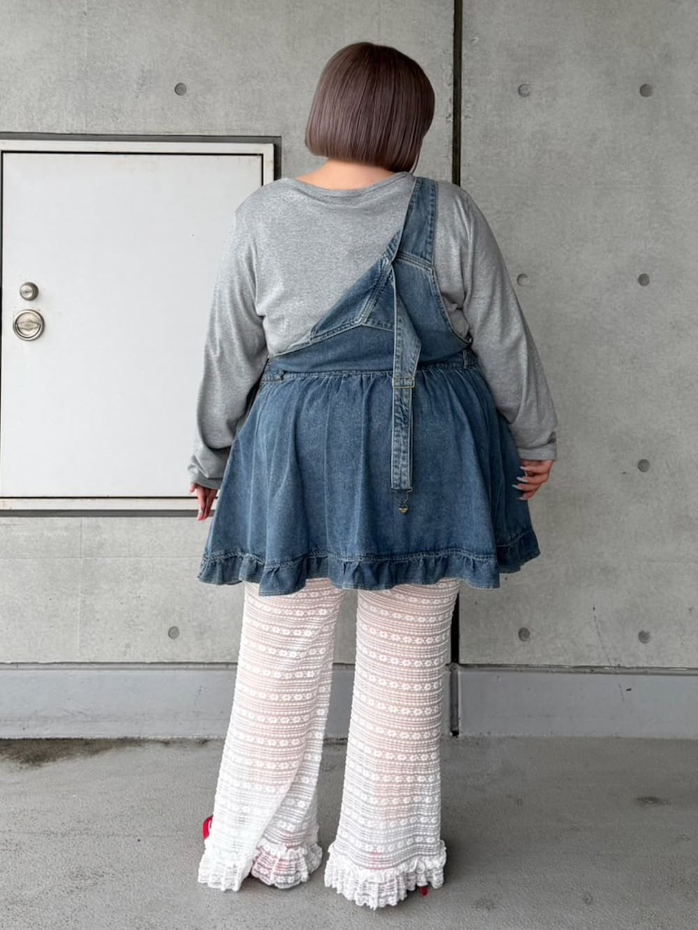 ホワイト系のその他パンツ、ブルー系のジャンパースカート、グレー系のカーディガン/ボレロを着用したレディースの秋コーディネートの5枚目の写真
