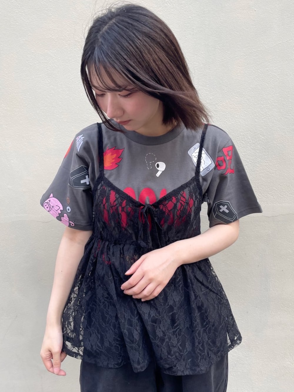 ブラック系のデニムパンツ、ブラック系のTシャツ/カットソー、ブラック系のワンピースを着用したレディースの夏コーディネートの4枚目の写真