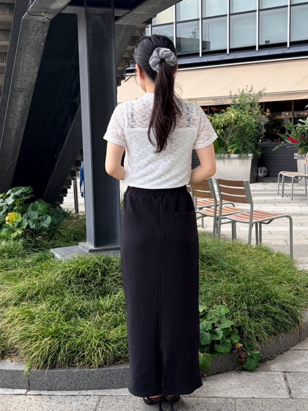 ブラック系のスカート、ホワイト系のTシャツ/カットソーを着用したレディースの夏コーディネートの4枚目の写真