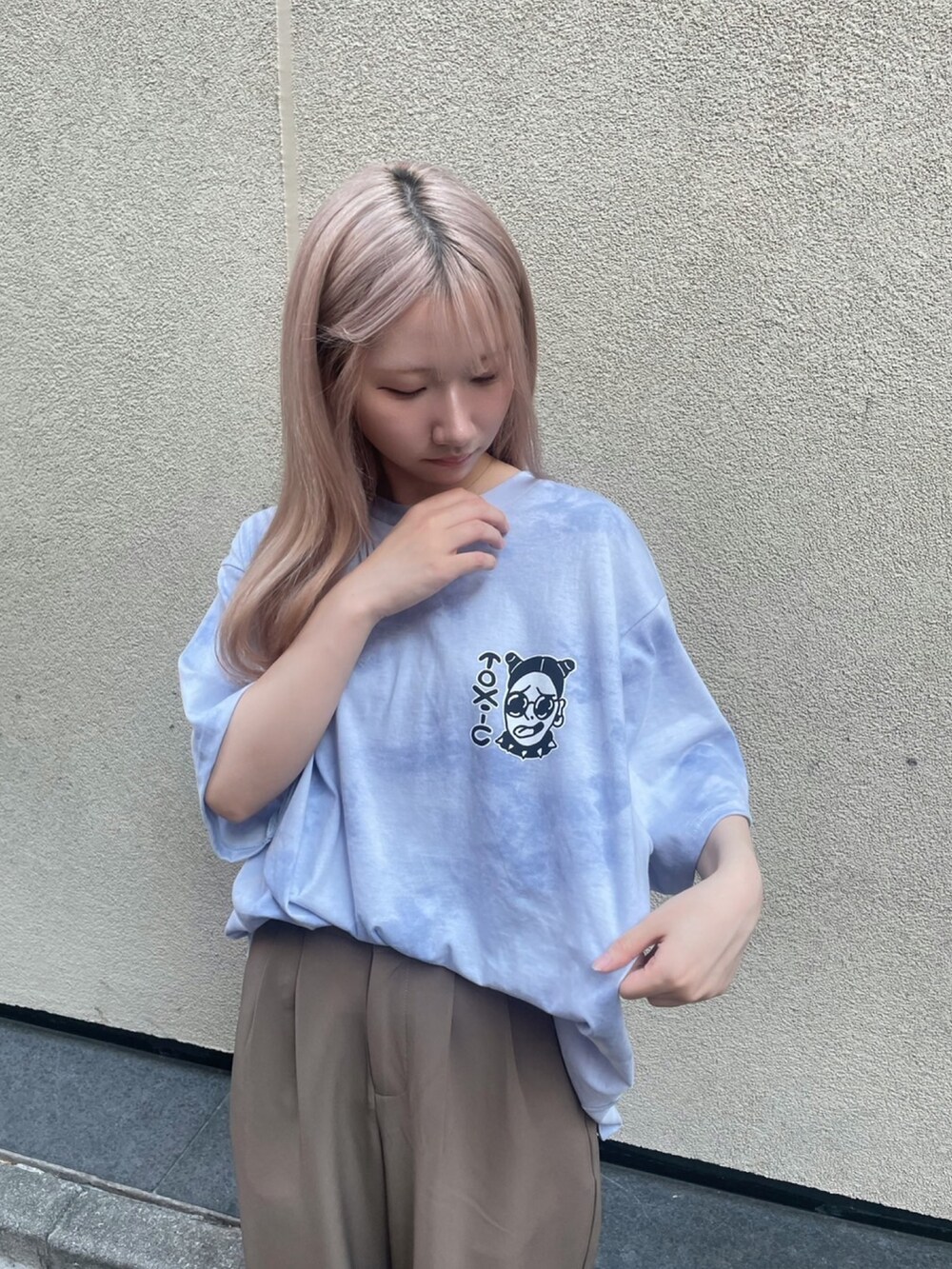 ブラウン系のその他パンツ、パープル系のTシャツ/カットソーを着用したレディースの秋コーディネートの3枚目の写真