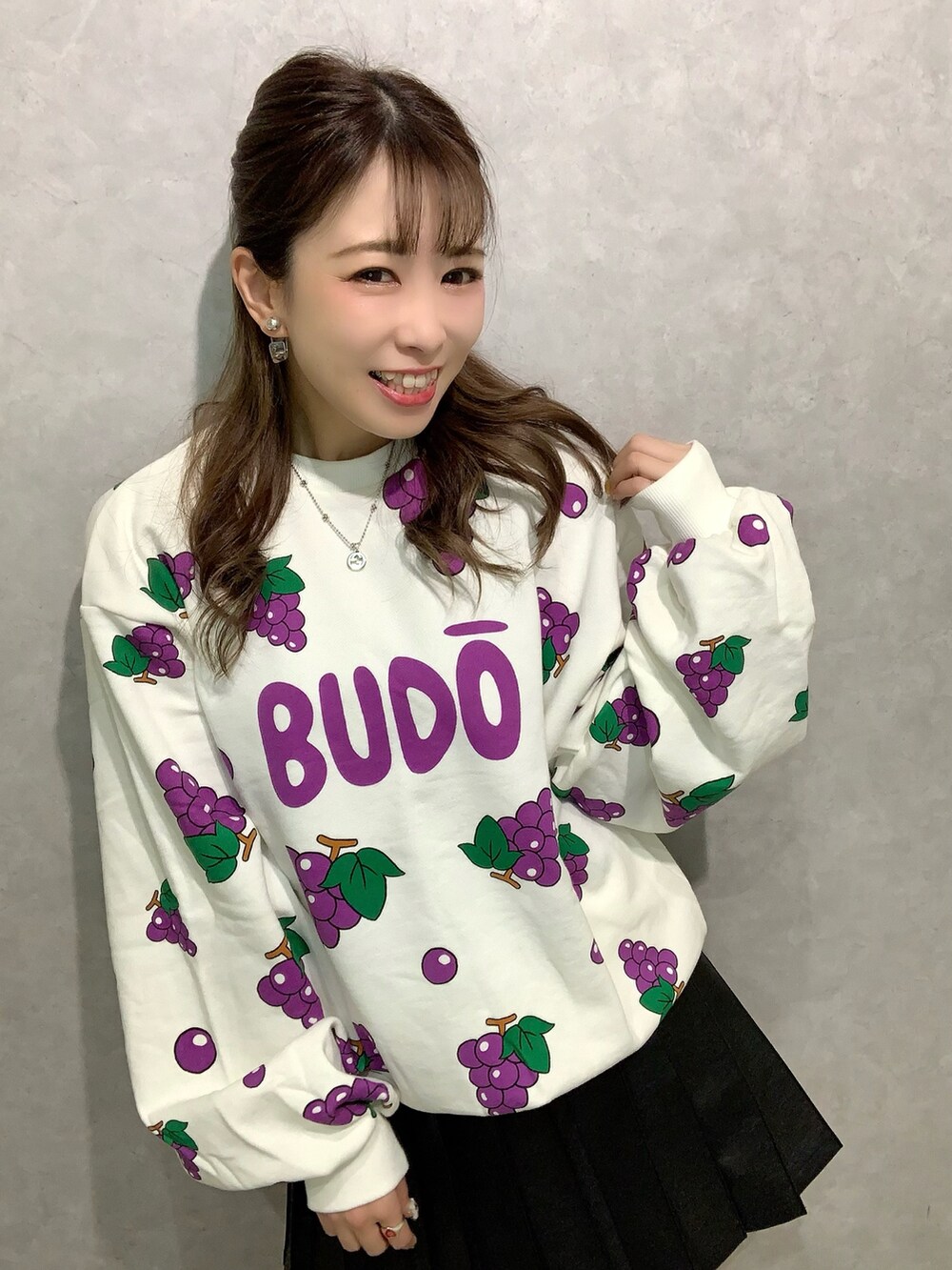 ブラック系のスカート、パープル系のスウェットを着用したレディースの秋コーディネートの2枚目の写真