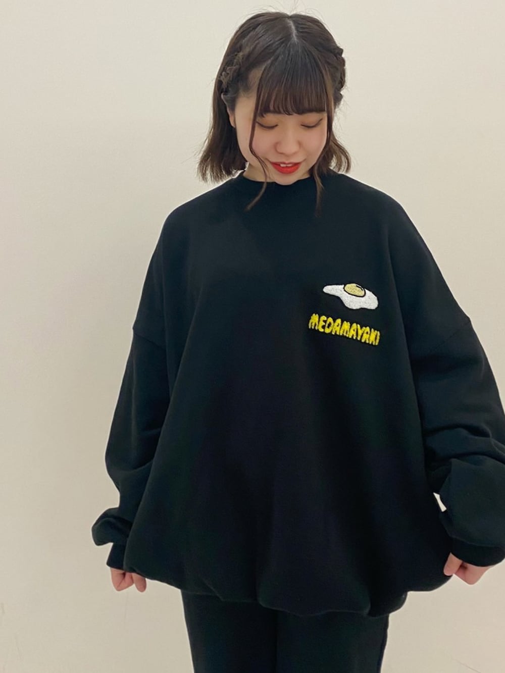 ブラック系のスウェット、ブラック系のスウェットパンツを着用したレディースの冬コーディネートの2枚目の写真