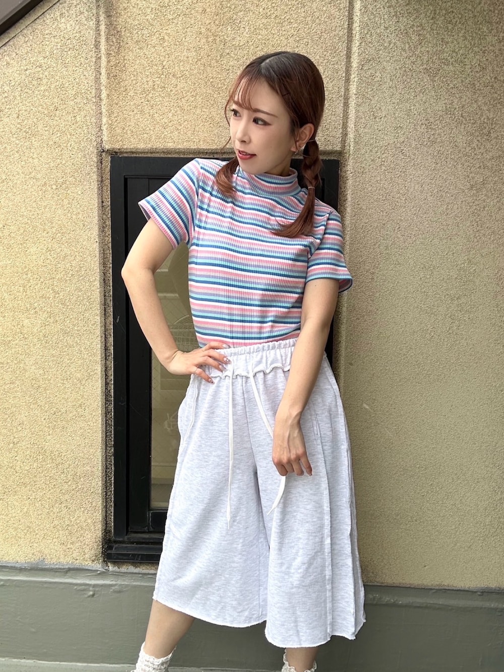 ホワイト系のスウェットパンツ、ピンク系のTシャツ/カットソーを着用したレディースの夏コーディネートの2枚目の写真