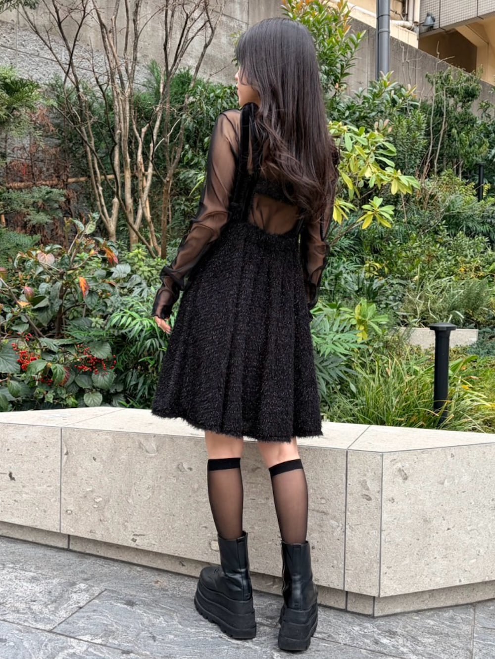 ブラック系のワンピース、ブラック系のTシャツ/カットソーを着用したレディースの冬コーディネートの3枚目の写真