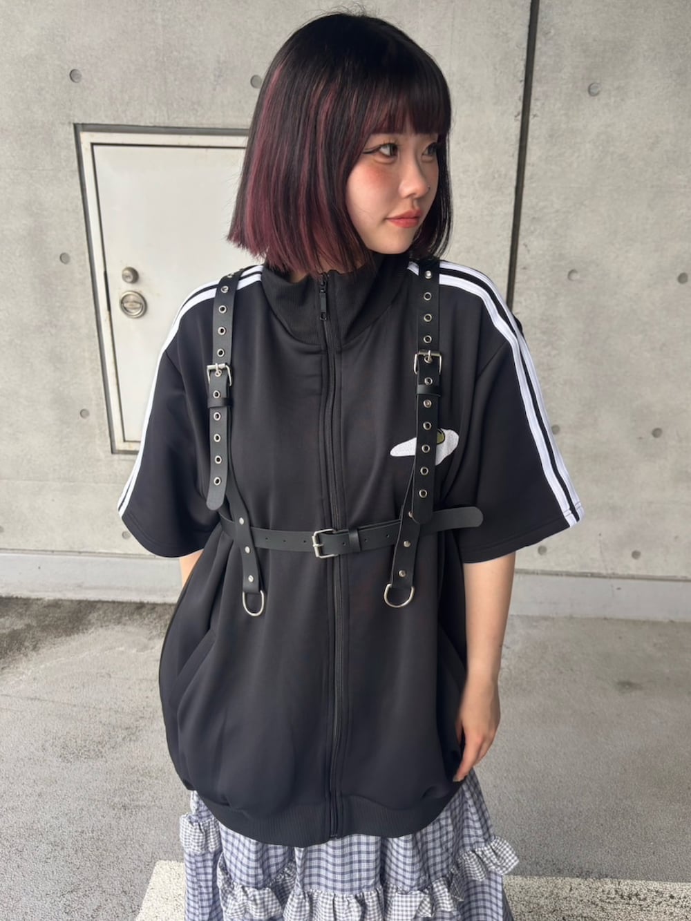 ブルー系のスカート、ブラック系のジャージ、ブラック系のベルトを着用したレディースの夏コーディネートの4枚目の写真