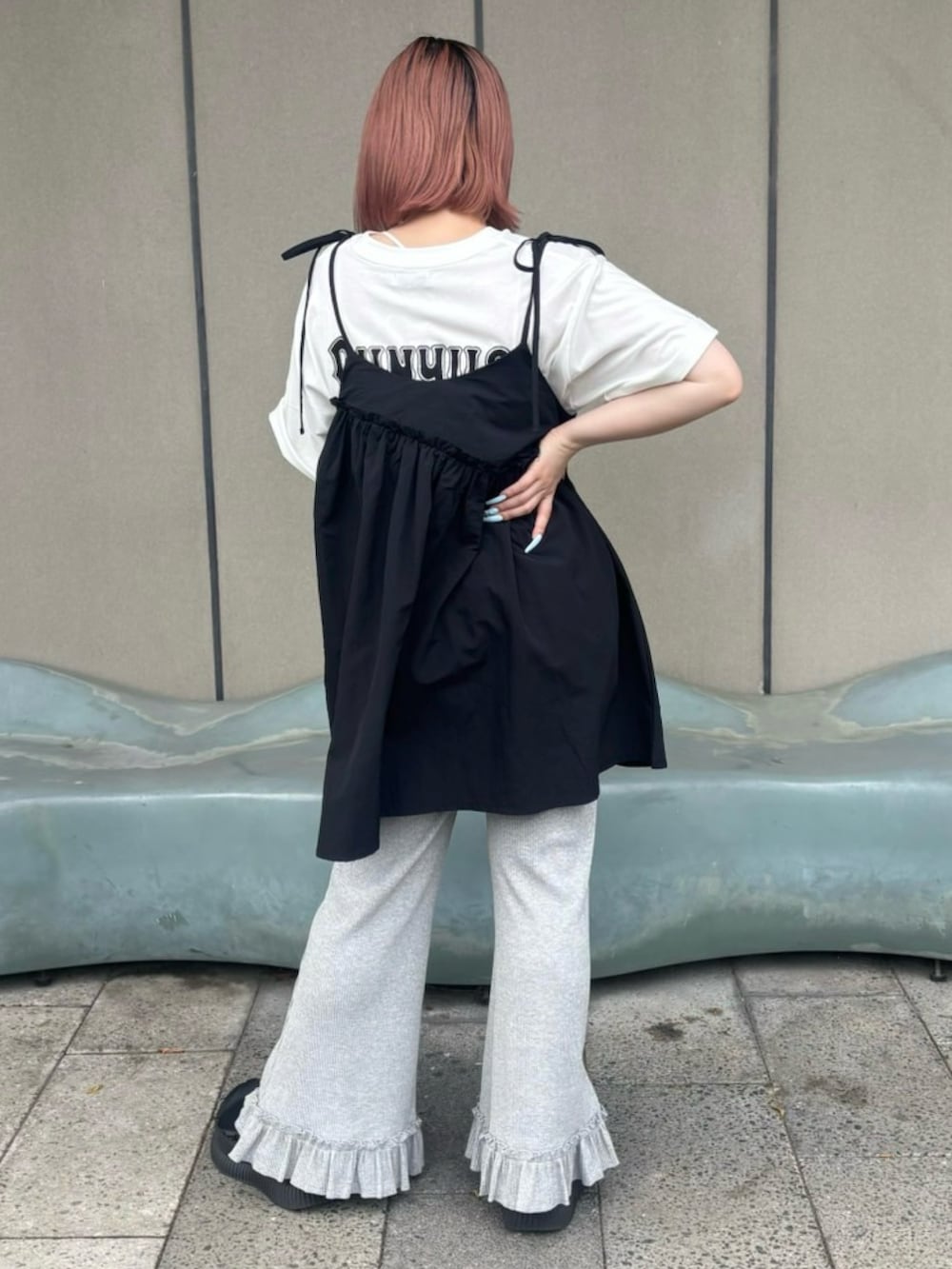グレー系のその他パンツ、ブラック系のワンピース、ホワイト系のTシャツ/カットソーを着用したレディースの春コーディネートの5枚目の写真