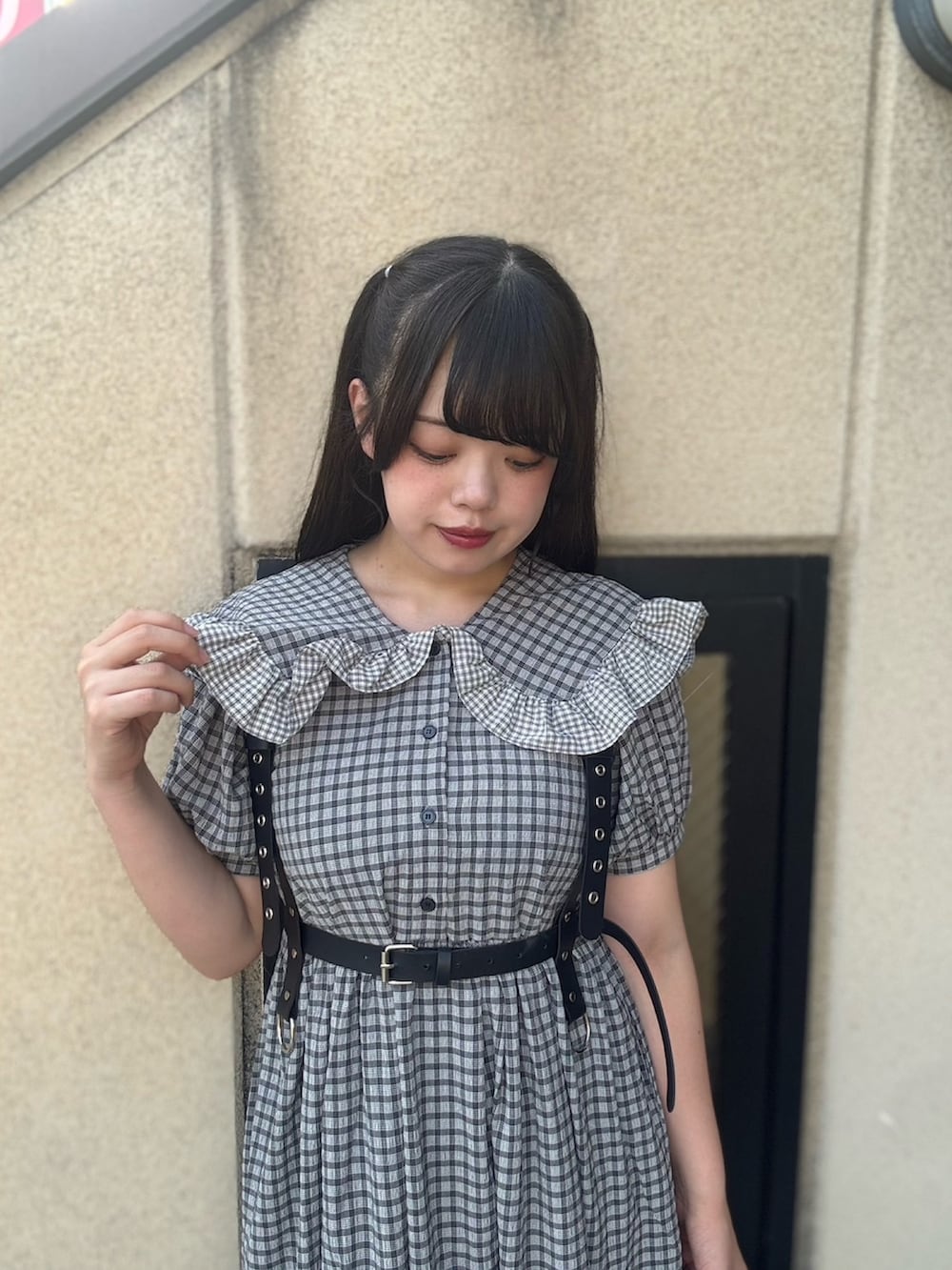 ブラック系のワンピース、ブラック系のベルトを着用したレディースの夏コーディネートの3枚目の写真