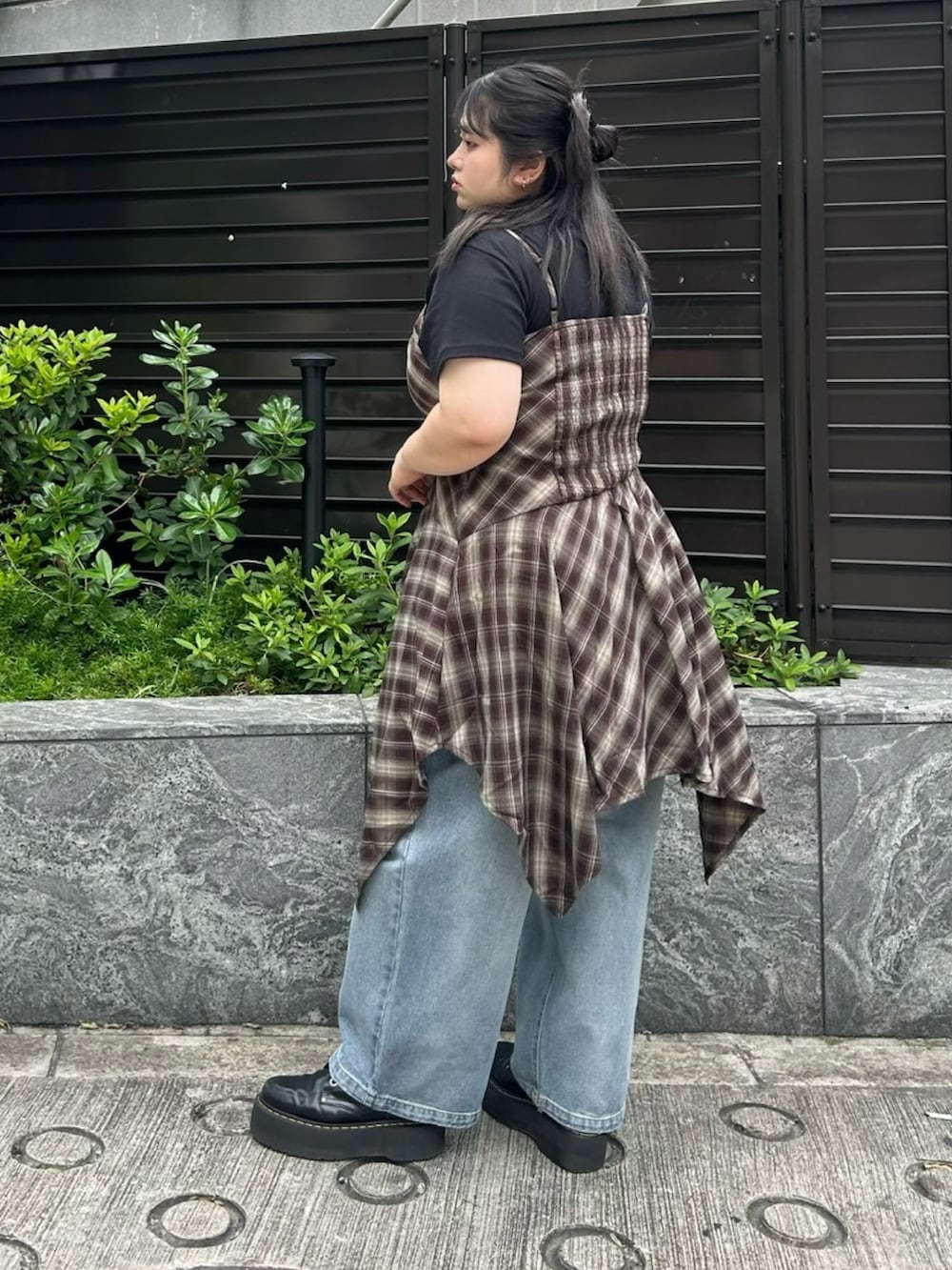 ブルー系のデニムパンツ、ブラウン系のワンピース、ブラック系のTシャツ/カットソーを着用したレディースの夏コーディネートの3枚目の写真