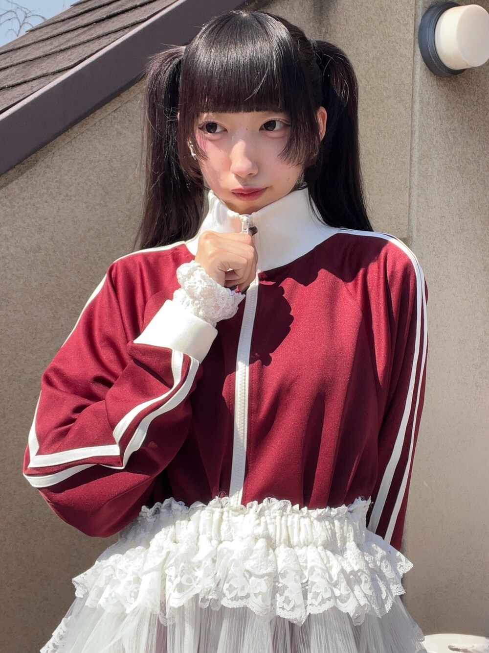 レッド系のワンピース、ホワイト系のスカート、ホワイト系のTシャツ/カットソーを着用したレディースの秋コーディネートの6枚目の写真