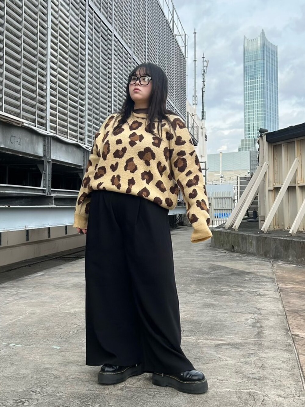 ブラウン系のニット/セーター、ブラック系のその他パンツを着用したレディースの秋コーディネートの2枚目の写真