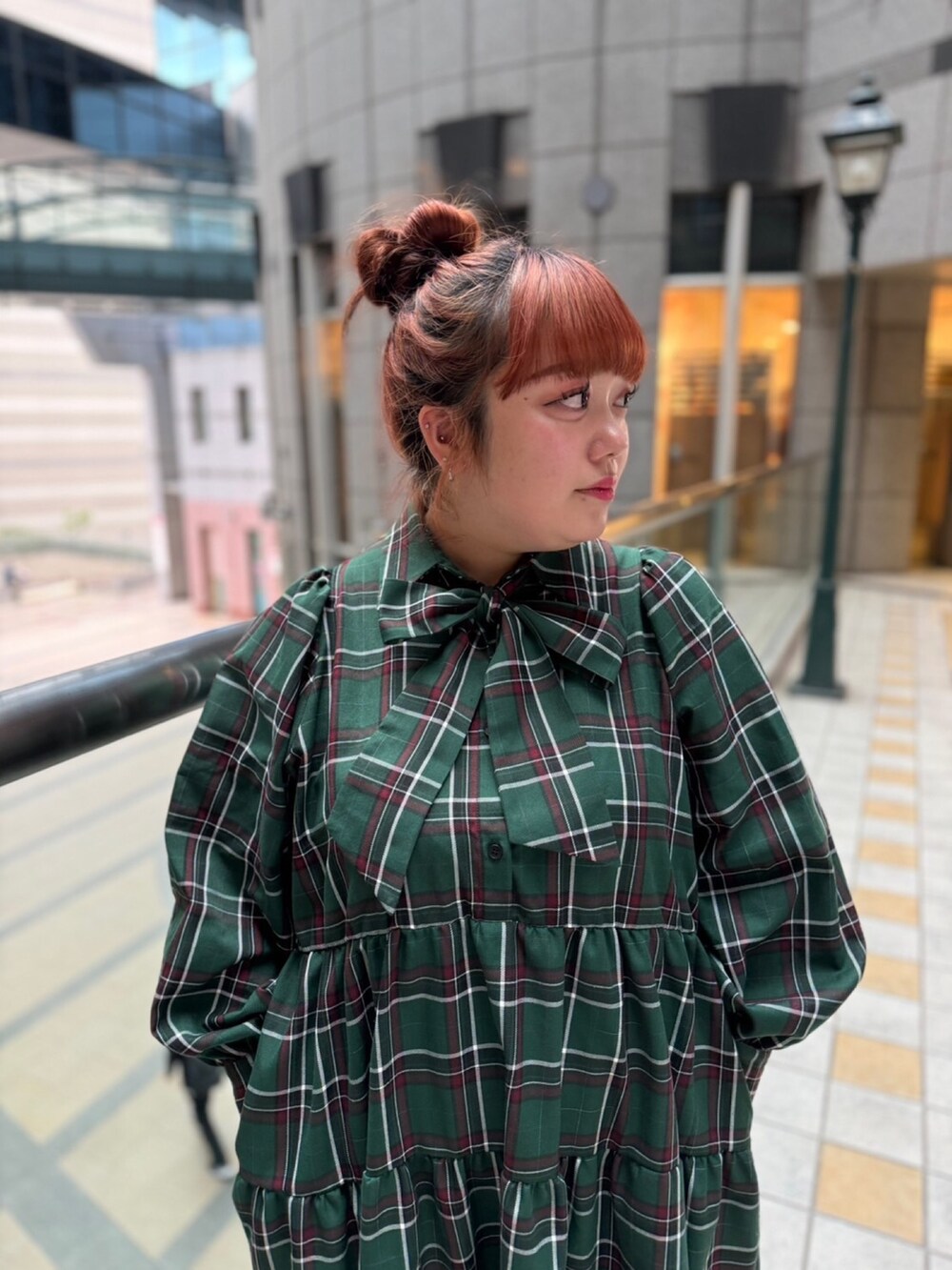 グリーン系のワンピースを着用したレディースの秋コーディネートの2枚目の写真