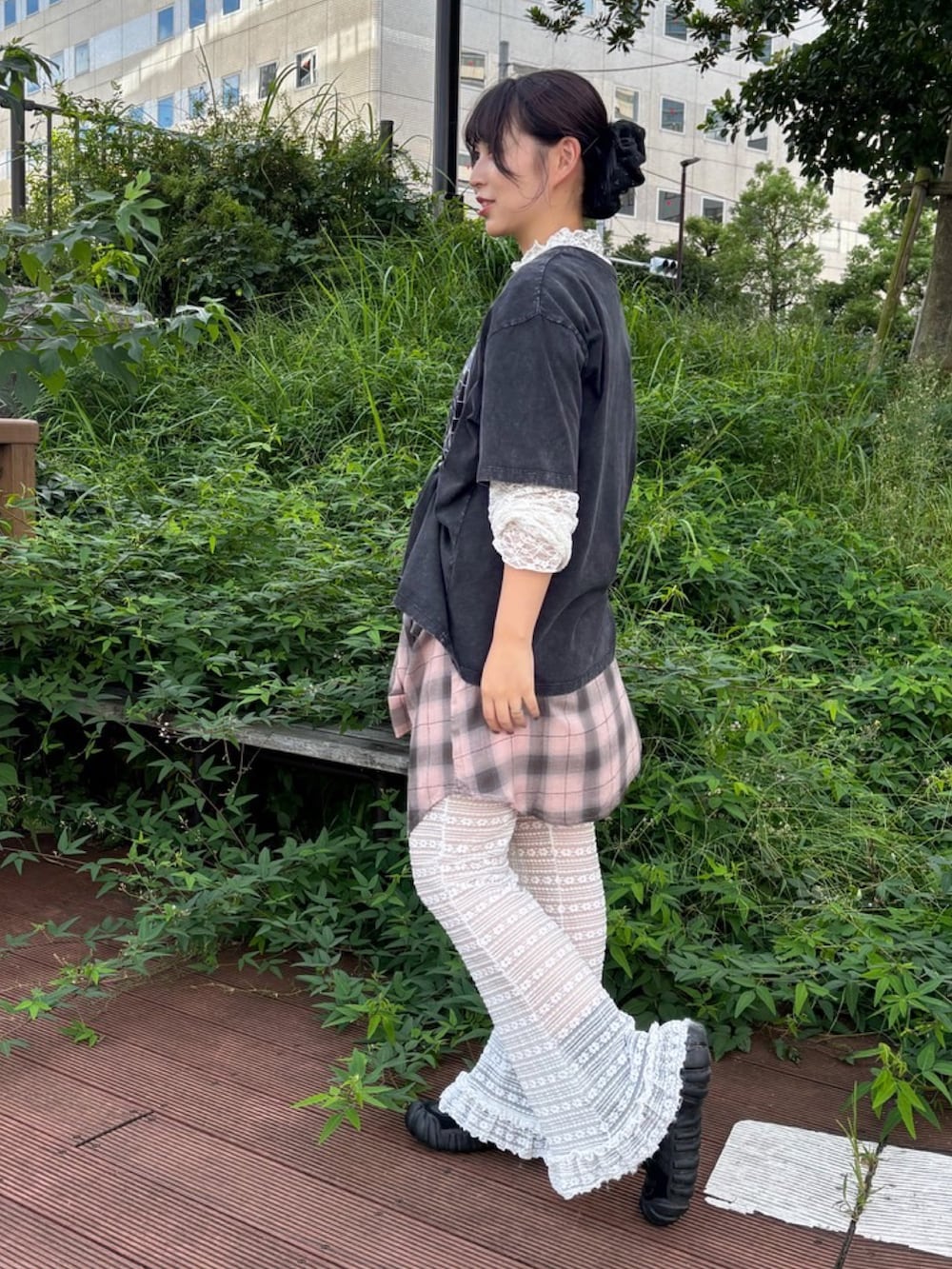 ピンク系のビジネスシャツ、ホワイト系のその他パンツ、ブラック系のTシャツ/カットソーを着用したレディースの秋コーディネートの4枚目の写真
