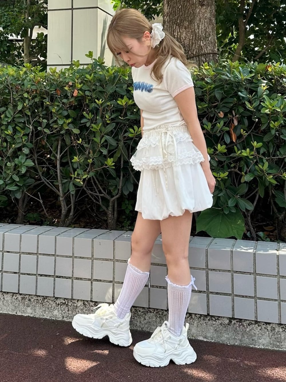 ホワイト系のスカート、ホワイト系のスカート、ホワイト系のTシャツ/カットソーを着用したレディースの夏コーディネートの4枚目の写真
