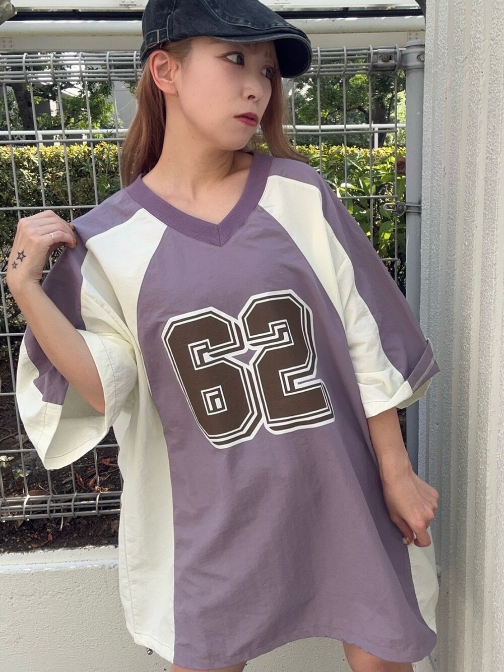 パープル系のTシャツ/カットソーを着用したレディースの秋コーディネートの3枚目の写真