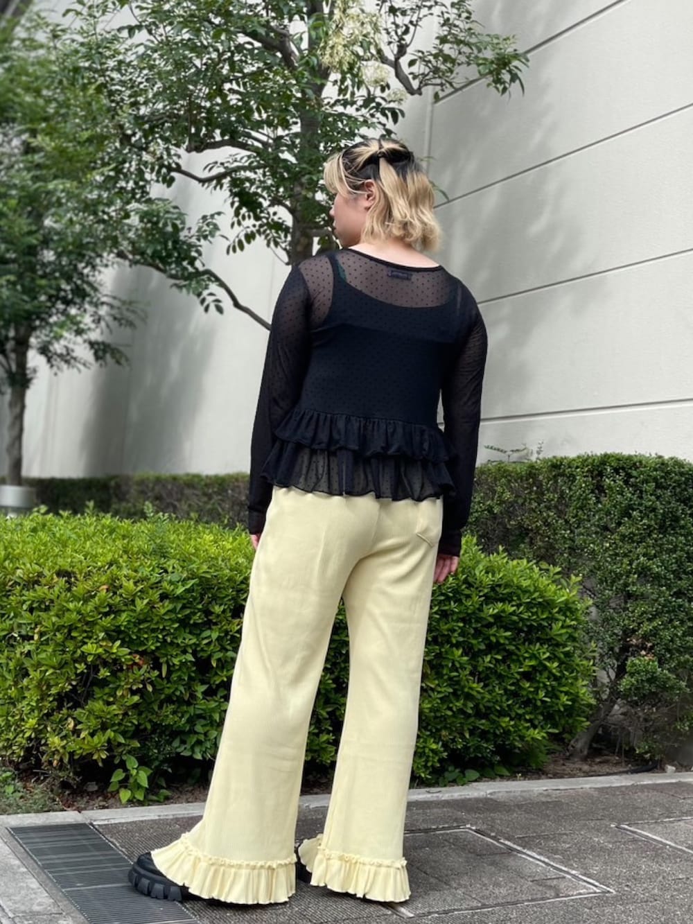 イエロー系のその他パンツ、ブラック系のTシャツ/カットソーを着用したレディースの夏コーディネートの3枚目の写真