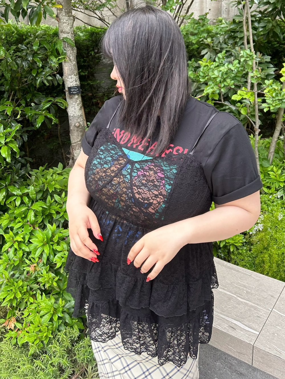 ベージュ系のスカート、ブラック系のワンピース、ブラック系のTシャツ/カットソーを着用したレディースの春コーディネートの5枚目の写真