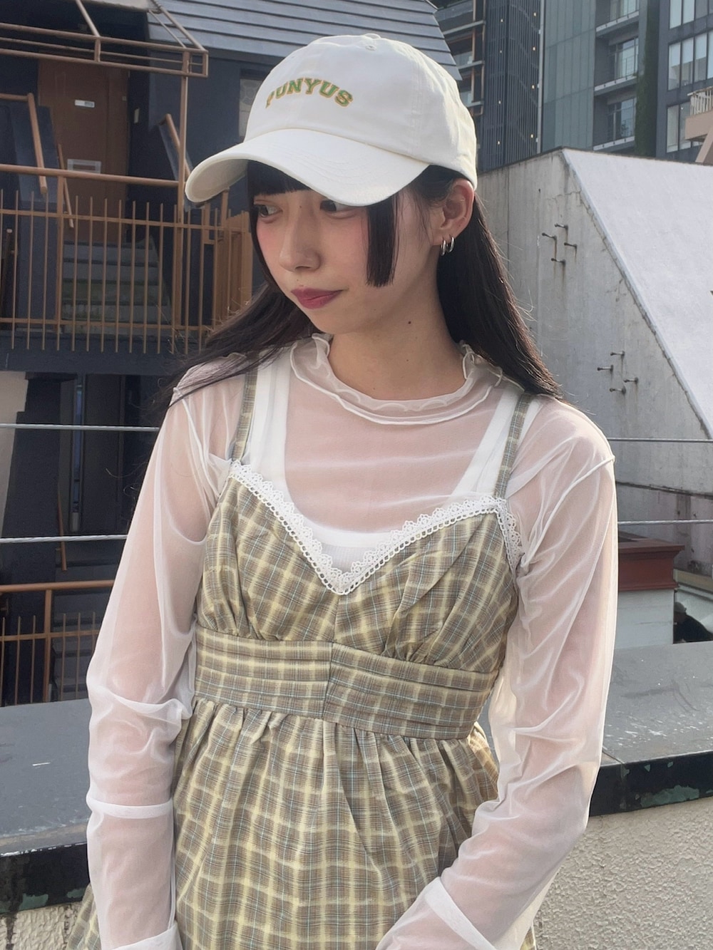 ホワイト系のその他パンツ、イエロー系のワンピース、ホワイト系のTシャツ/カットソーを着用したレディースの秋コーディネートの4枚目の写真