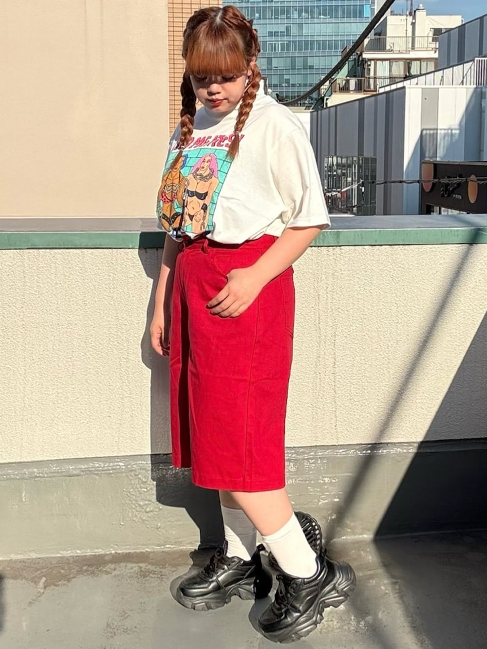 レッド系のその他パンツ、ホワイト系のTシャツ/カットソーを着用したレディースの夏コーディネートの3枚目の写真