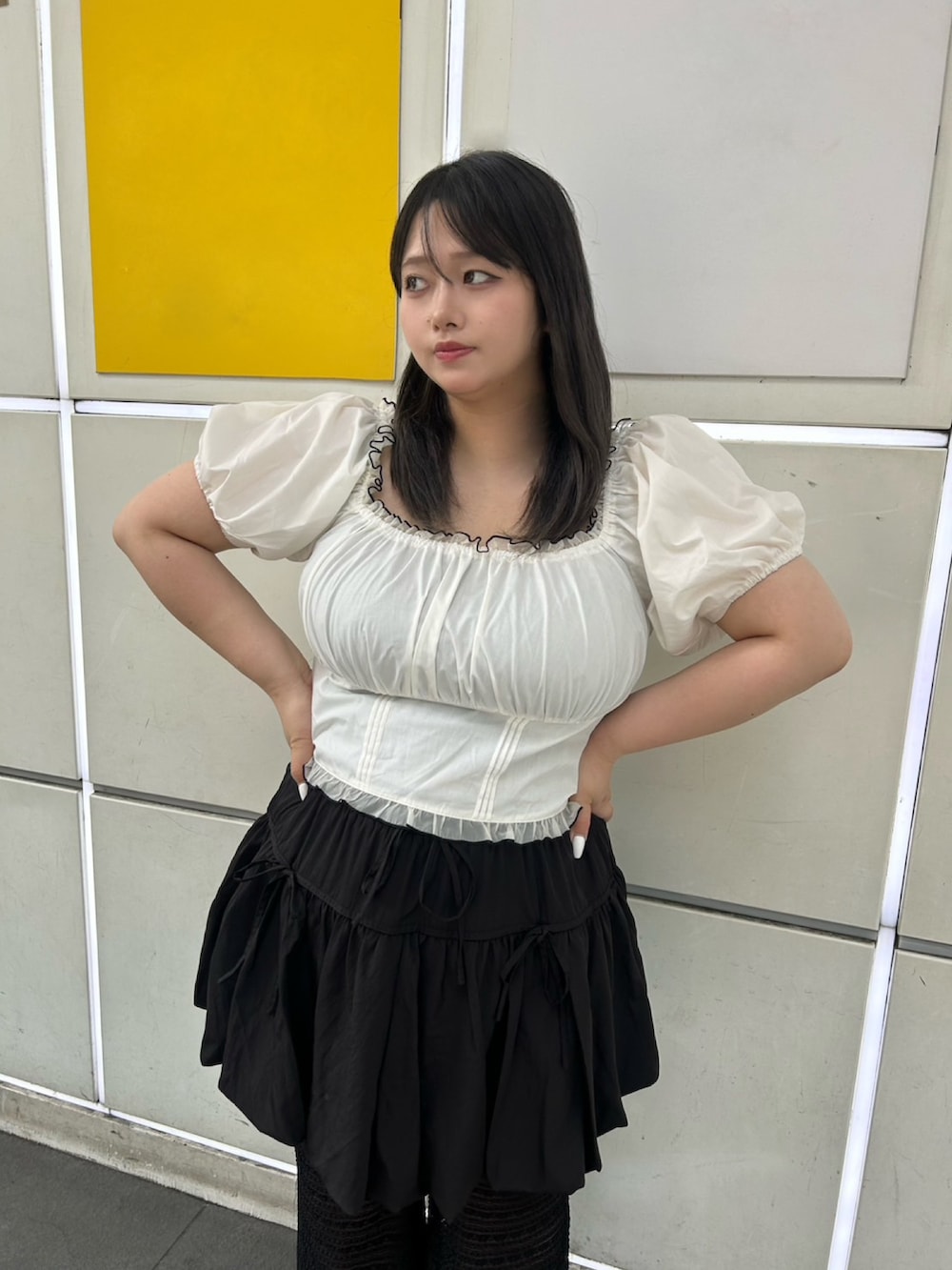 ブラック系のスカート、ホワイト系のシャツ/ブラウス、ブラック系のその他パンツを着用したレディースの夏コーディネートの2枚目の写真