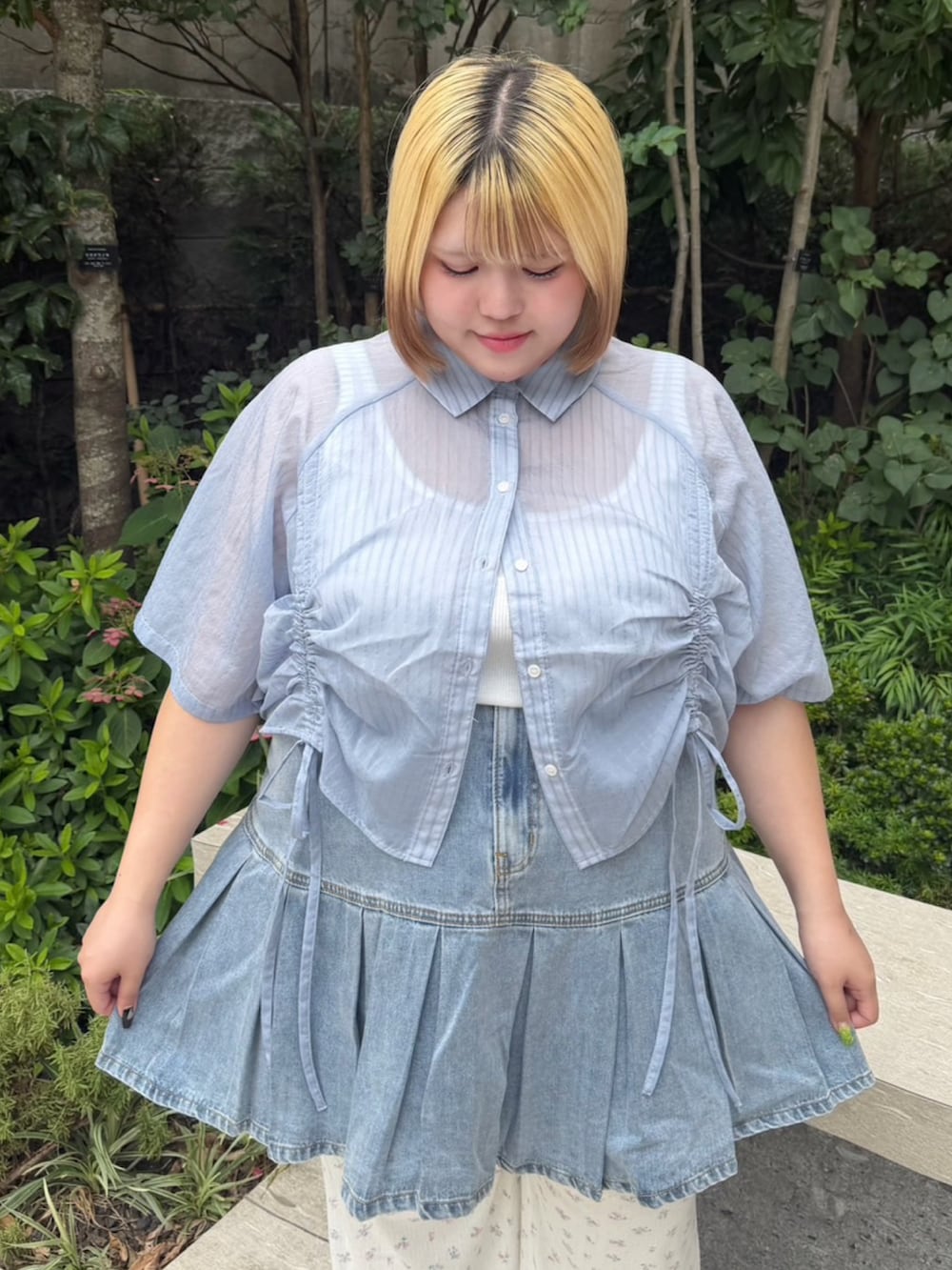 ホワイト系のその他パンツ、ブルー系のデニムスカート、ブルー系のシャツ/ブラウスを着用したレディースの夏コーディネートの4枚目の写真