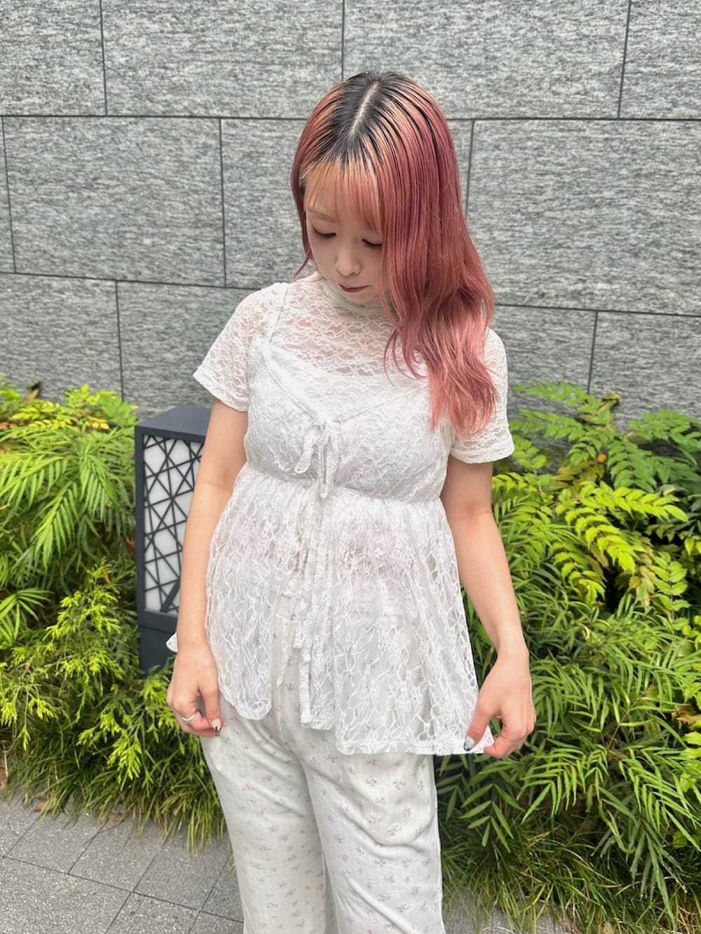 ホワイト系のその他パンツ、ホワイト系のチュニック、ホワイト系のTシャツ/カットソーを着用したレディースの夏コーディネートの7枚目の写真
