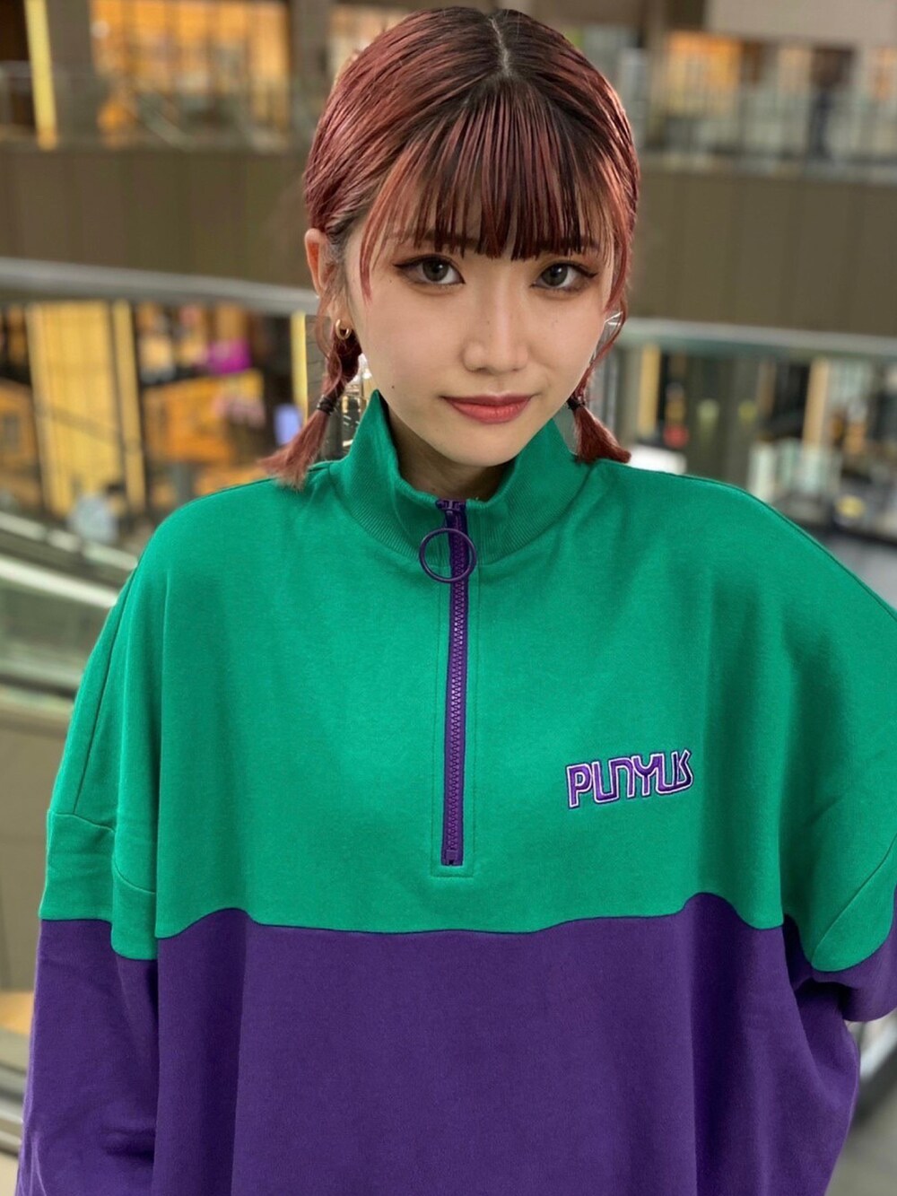 その他のスウェット、ブラック系のブーツを着用したレディースの秋コーディネートの2枚目の写真