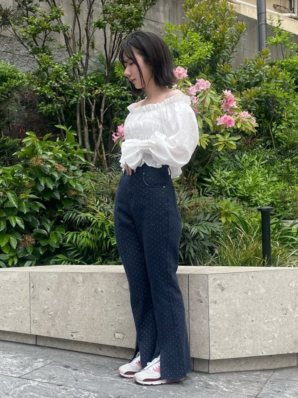 ブルー系のデニムパンツ、ホワイト系のシャツ/ブラウスを着用したレディースの春コーディネートの3枚目の写真