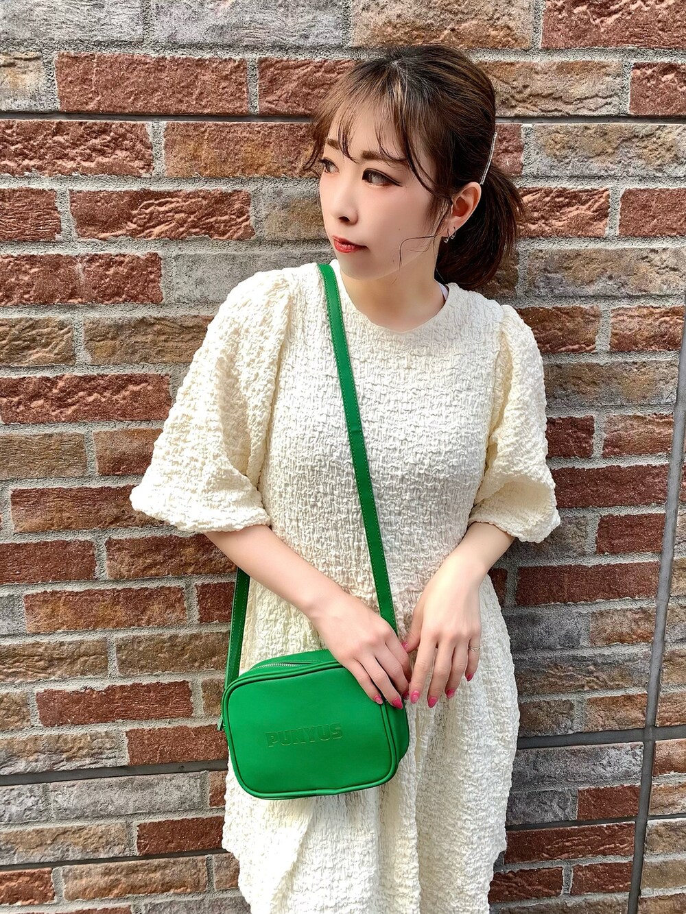 「PUNYUS、PUNYUSコーデ、春コーデ、夏コーデ、レイヤードスタイル、ワンピース、きれいめカジュアル、パフスリーブ、カメラバッグ、ダメージデニム、原宿、コンバース、休日スタイル、デート、ガーリー」｜「PUNYUSのロゴカメラバッグ（ショルダーバッグ、グリーン系）」を使った、PUNYUS  さん（レディース・152cm）の春コーディネートの4枚目の写真