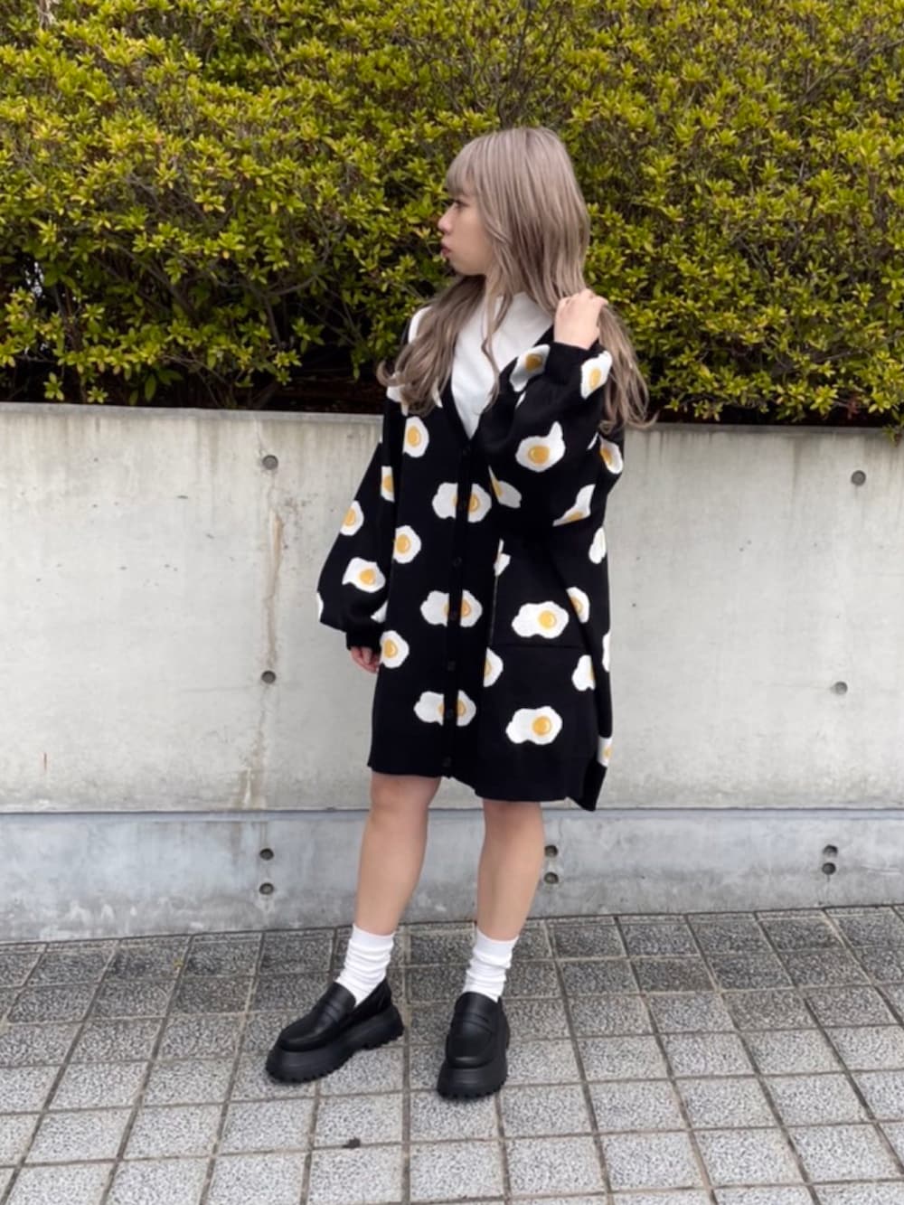 ブラック系のカーディガン/ボレロ、ホワイト系のTシャツ/カットソー、ブラック系のローファーを着用したレディースの春コーディネートの2枚目の写真