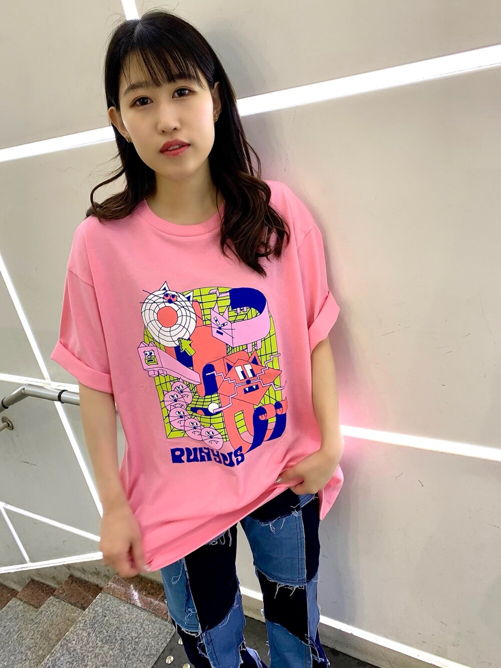 ピンク系のTシャツ/カットソー、ブルー系のデニムパンツ、ホワイト系のスニーカーを着用したレディースの春コーディネートの2枚目の写真