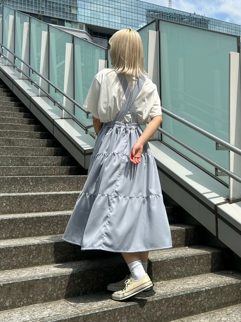 ブルー系のワンピース、ホワイト系のTシャツ/カットソーを着用したレディースの春コーディネートの3枚目の写真