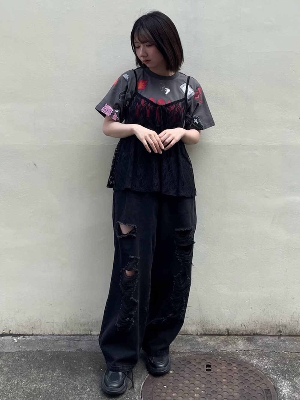 ブラック系のデニムパンツ、ブラック系のTシャツ/カットソー、ブラック系のワンピースを着用したレディースの夏コーディネートの2枚目の写真