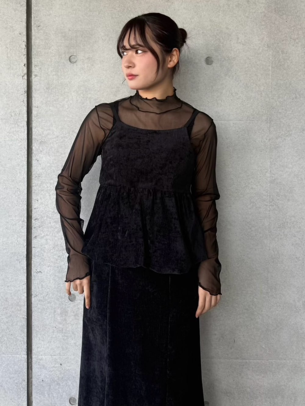 ブラック系のスカート、ブラック系のTシャツ/カットソー、ブラック系のチュニックを着用したレディースの冬コーディネートの5枚目の写真