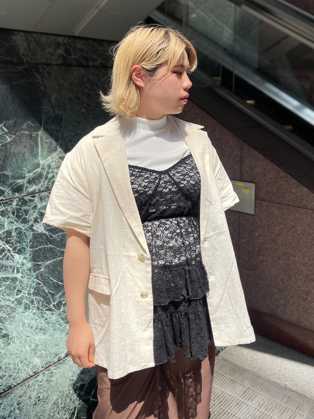 ブラウン系のその他パンツ、ホワイト系のテーラードジャケット、ブラック系のワンピースを着用したレディースの夏コーディネートの6枚目の写真