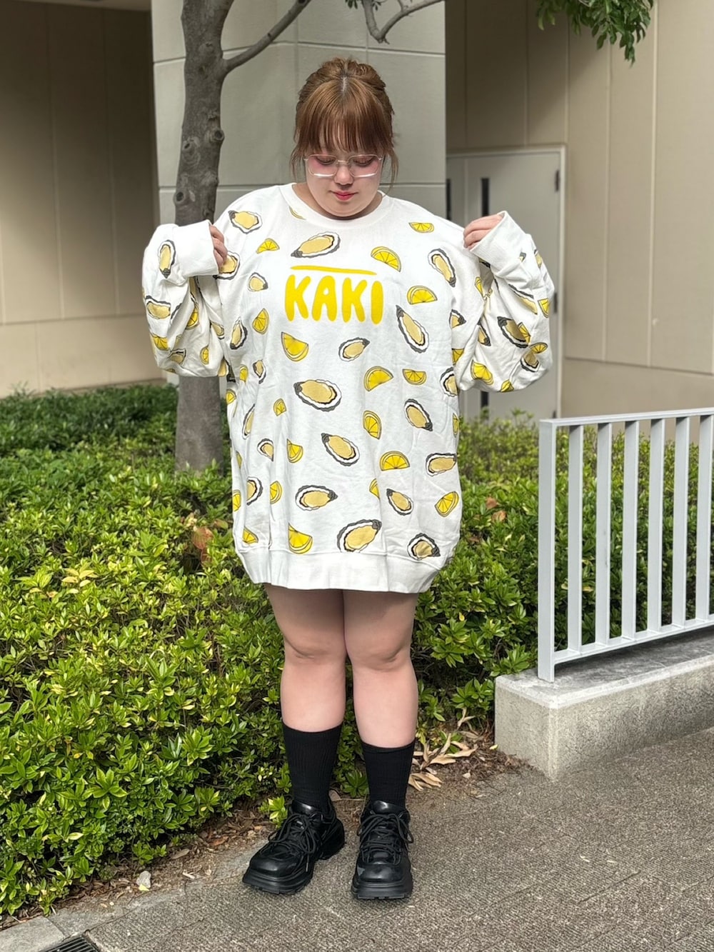 イエロー系のスウェットを着用したレディースの秋コーディネートの2枚目の写真