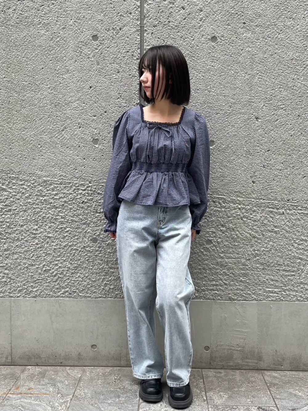 ブルー系のデニムパンツ、ブルー系のシャツ/ブラウスを着用したレディースの春コーディネートの4枚目の写真