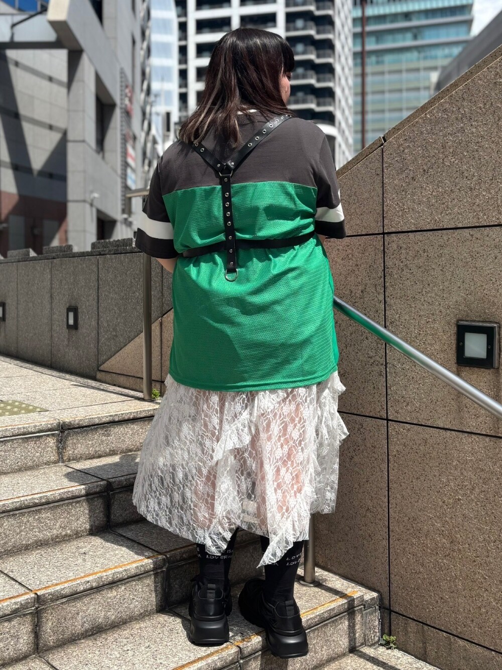 ホワイト系のスカート、ブラック系のTシャツ/カットソー、ブラック系のベルトを着用したレディースの夏コーディネートの4枚目の写真