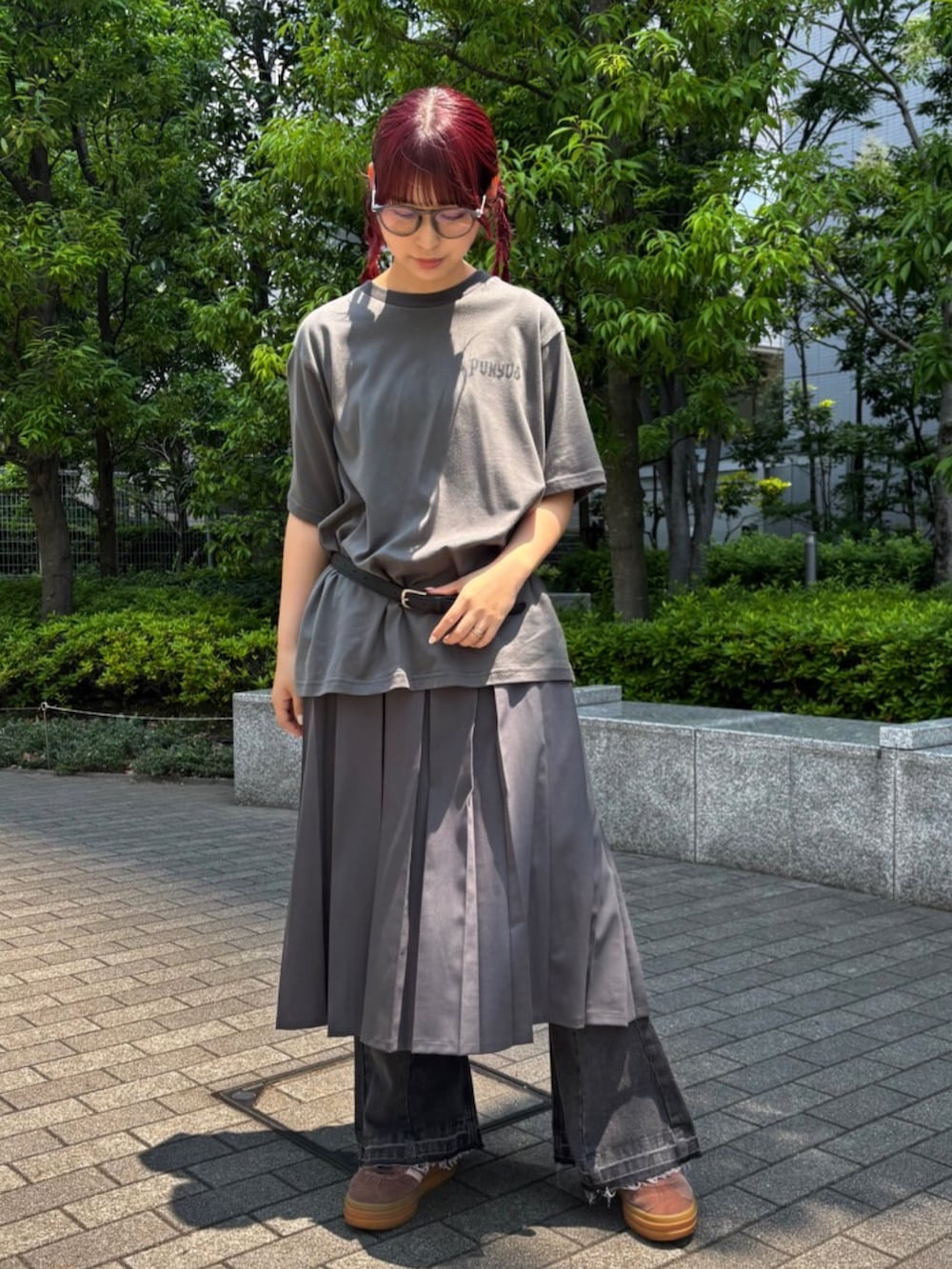 グレー系のスカート、ブラック系のデニムパンツ、ブラック系のTシャツ/カットソーを着用したレディースの夏コーディネートの2枚目の写真