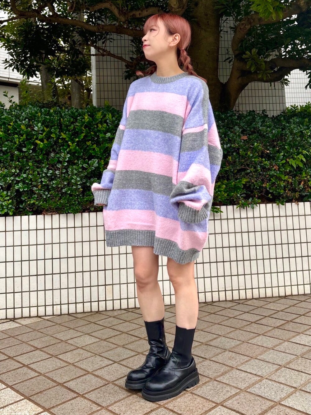 グレー系のニット/セーターを着用したレディースの秋コーディネートの2枚目の写真