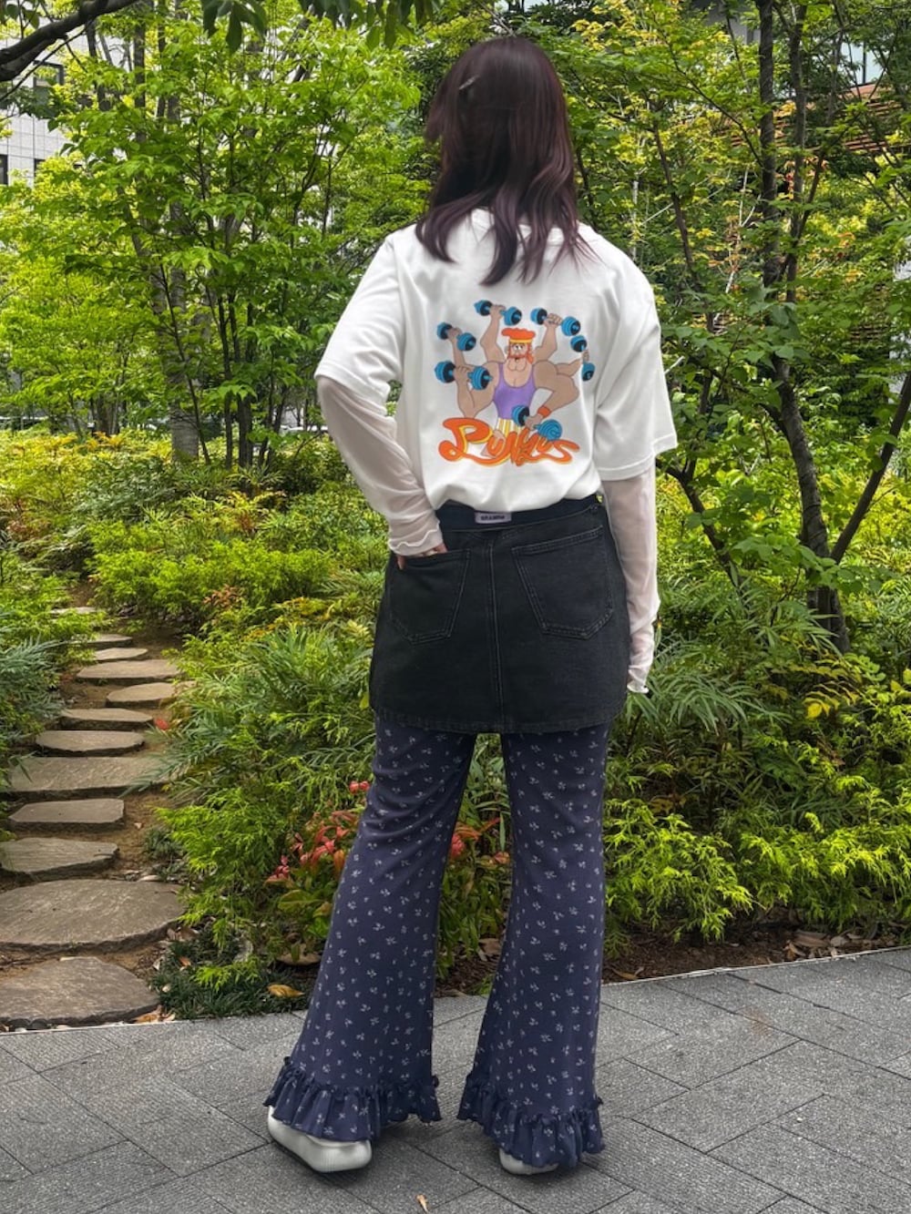 ブルー系のその他パンツ、ブラック系のデニムスカート、ホワイト系のTシャツ/カットソーを着用したレディースの夏コーディネートの4枚目の写真