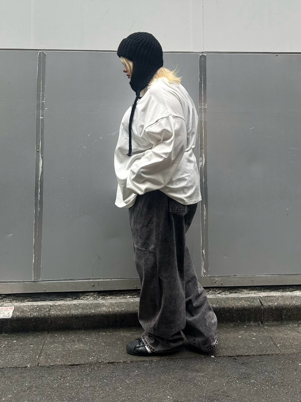 ホワイト系のTシャツ/カットソー、ブラック系のデニムパンツ、ブラック系のニットキャップ/ビーニーを着用したレディースの秋コーディネートの4枚目の写真