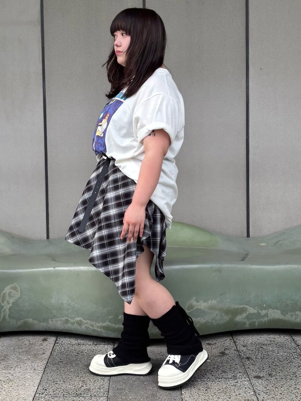 ホワイト系のTシャツ/カットソー、ブラック系のワンピースを着用したレディースの春コーディネートの3枚目の写真
