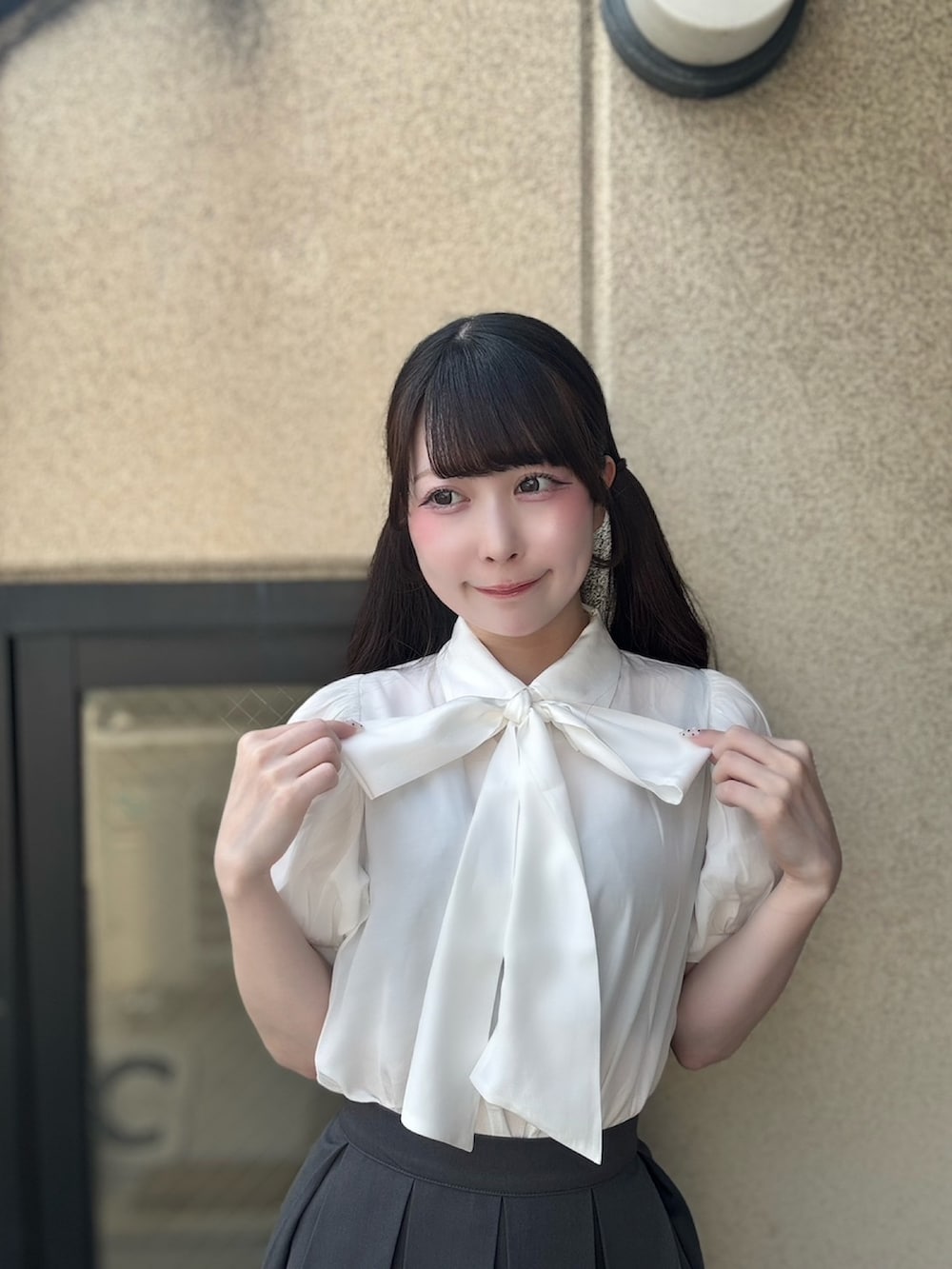 グレー系のスカート、ホワイト系のシャツ/ブラウスを着用したレディースの夏コーディネートの4枚目の写真